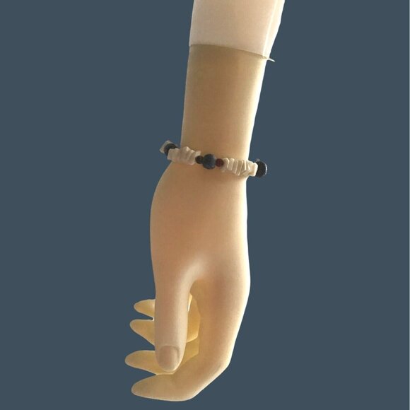 BEAUTIFUL WOMENS BEADED WHITE/BLUE WRIST BRACELET - Picture 2 of 3